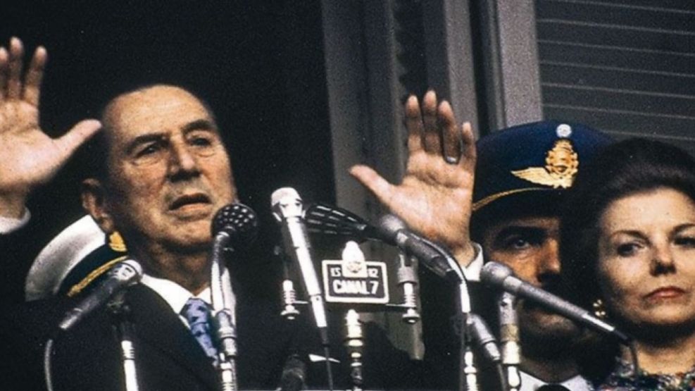 Foto historica del ex presidente Perón en un discurso en Plaza de Mayo